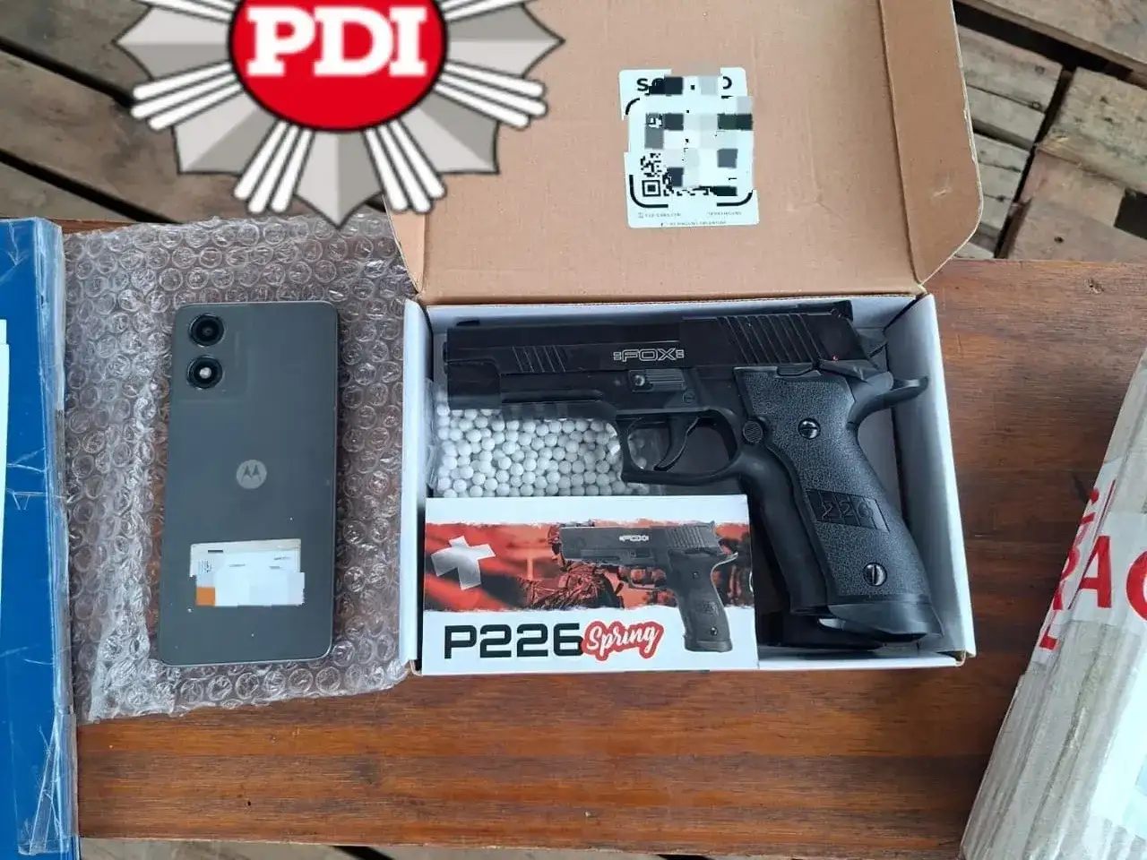 Se secuestraron dos teléfonos celulares y una pistola de aire comprimido calibre 6 milímetros con su correspondiente cargador y municiones plásticas. Foto: Gentileza PDI