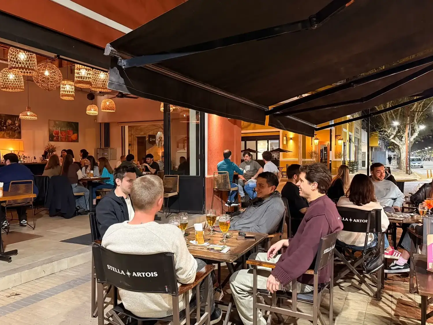 Vecinos recorrieron los distintos espacios gastronómicos que participaron de la edición de primavera de Noche de Bares.