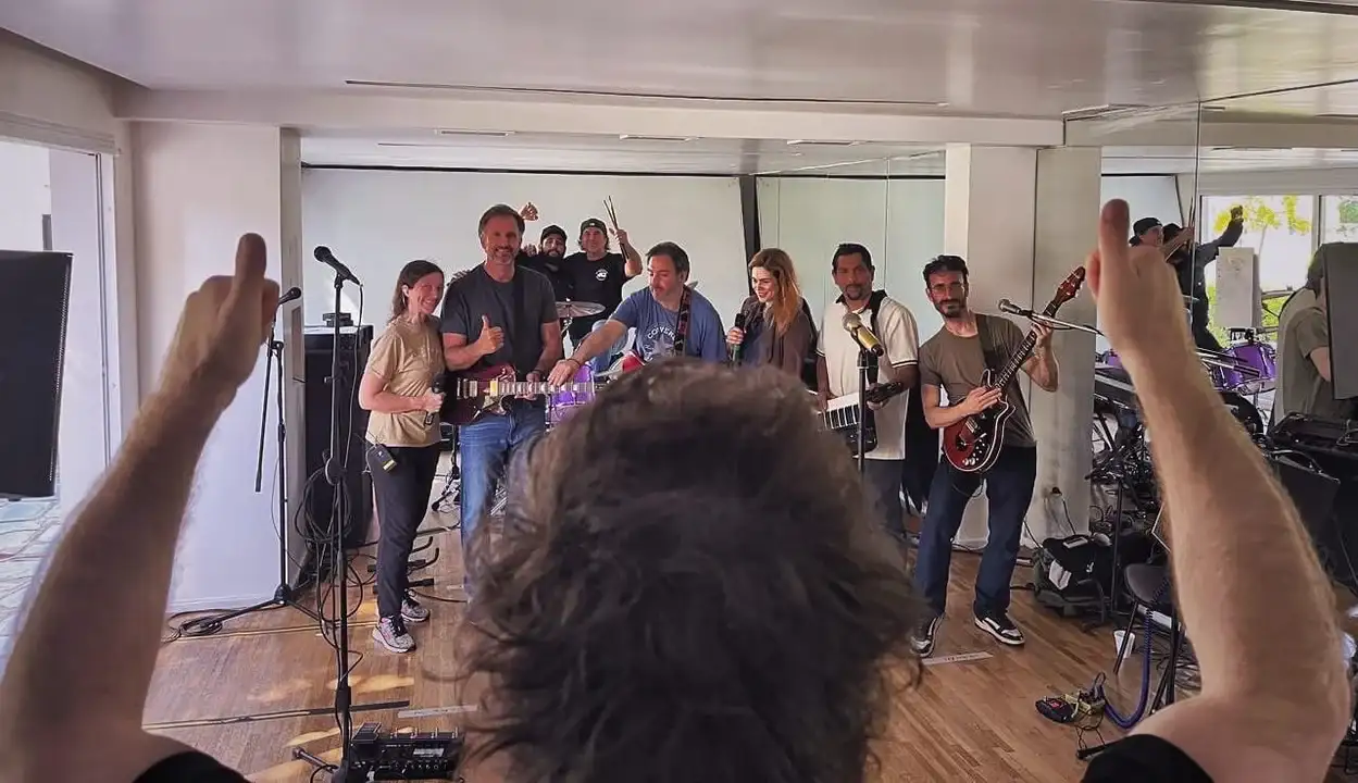Javier Milei junto a su banda.