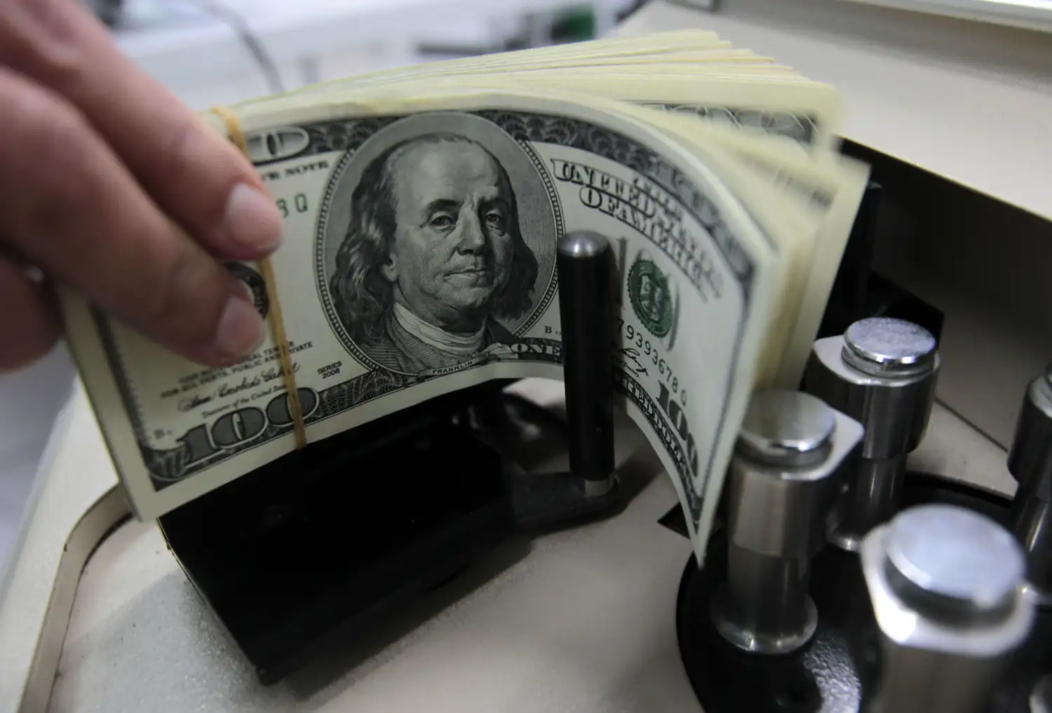 Los depósitos se desploman: los dólares se van del sistema bancario y terminan "bajo el colchón"