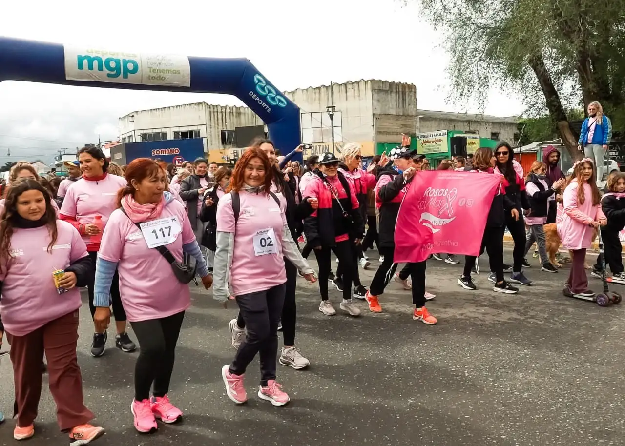 Más de 220 personas participaron de una caminata contra el cáncer de mama