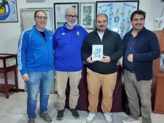 La obra fue escruta por los periodistas Javier Acuña, Matías Bauso y Esteban Serrano.