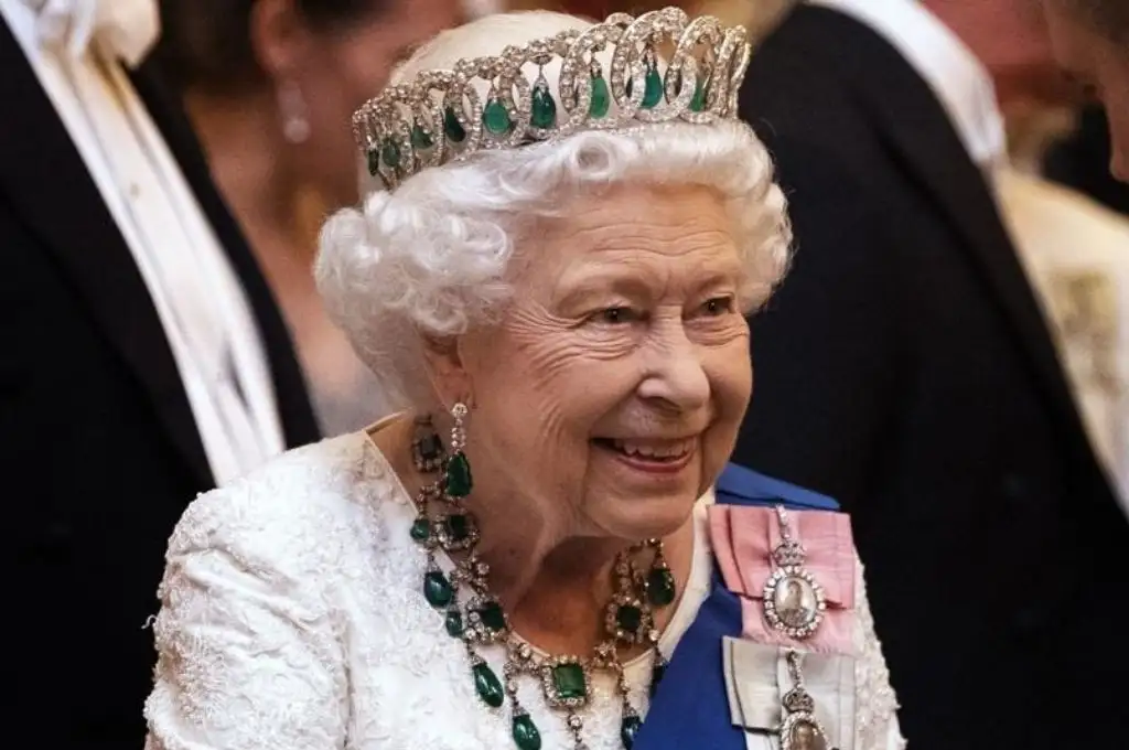 La reina Isabel II busca un asistente de diseño: enterate de los requisitos