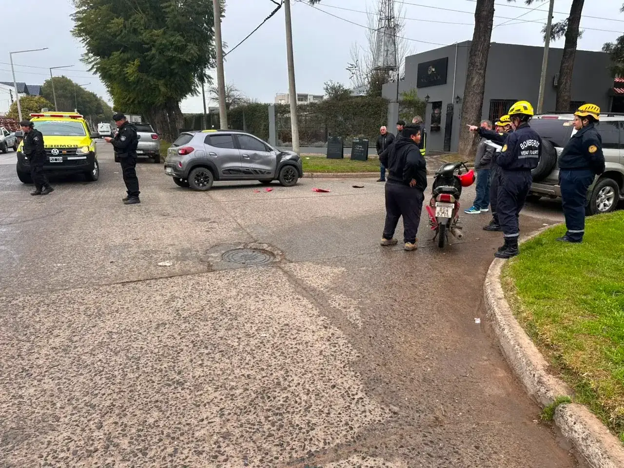 Una motocicleta Keller Crono 110 y un automóvil Renault KWID protagonizaron un siniestro en Saavedra y Sáenz Peña. Foto: BVVT