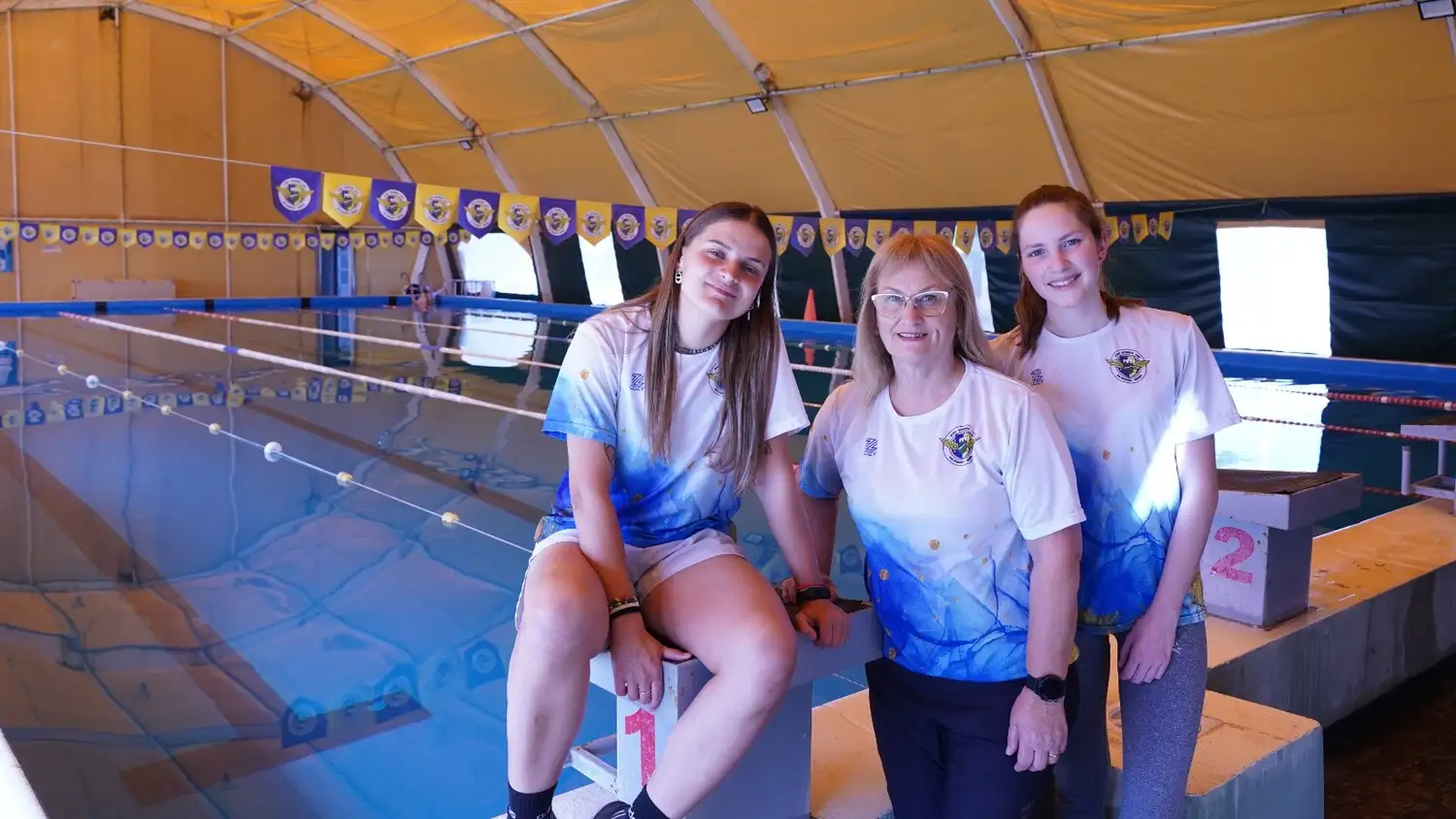 Mónica Shar y su equipo en la piscina climatizada del Sport.