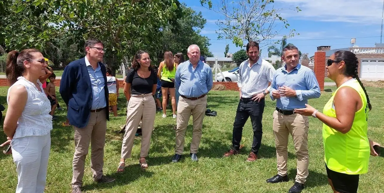 La reunión también contó con la participación de la Directora de la Escuela Primaria Ana Kieffer, quien junto a la comitiva del Ministerio de Educación de la Provincia, nos acompañaron en la recorrida de las instalaciones del Polideportivo, sede de la actual Colonia de Vacaciones.