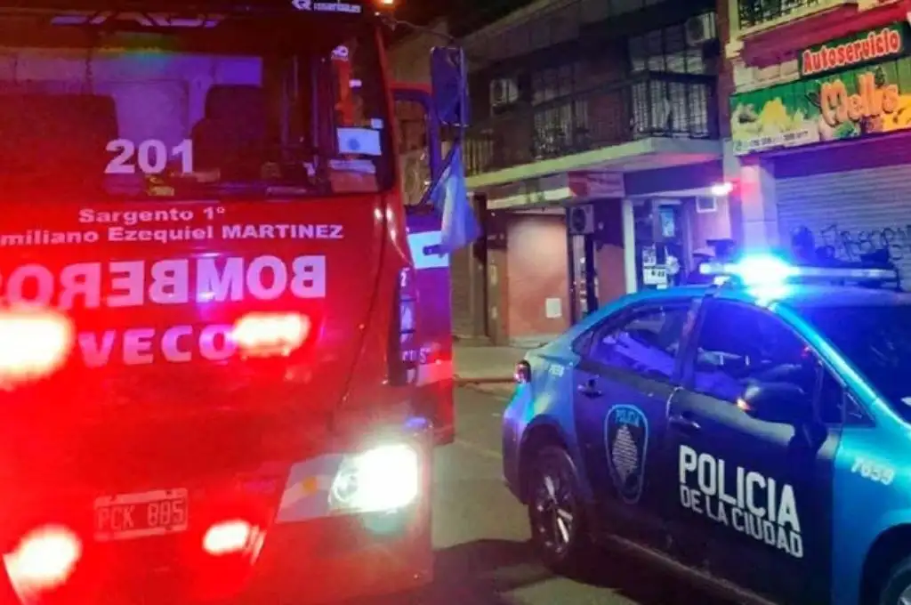 Siete personas fueron hospitalizadas tras incendiarse un edificio de Parque Patricios