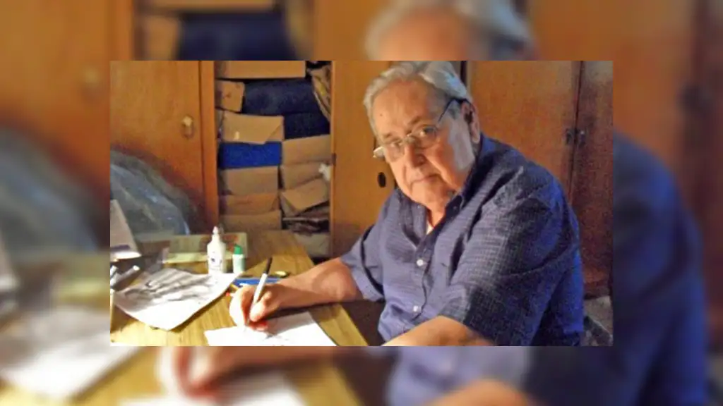 “Pepe” Hernández  en su mesa de trabajo donde realizaba todas las ilustraciones