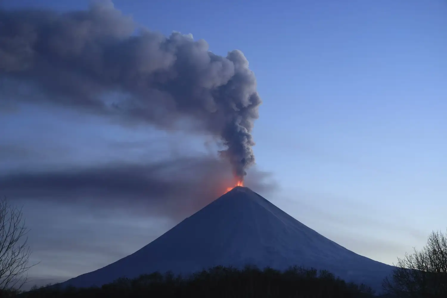 El volcán Klyuchevskoy entró en erupción tras el terremoto de magnitud 8,8 que sacudió el extremo oriente de Rusia