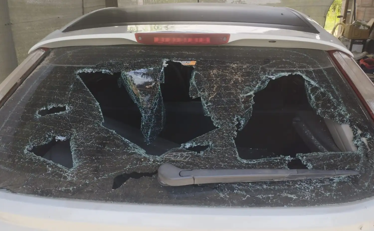 El auto del jefe comunal atacado por el vecino. Foto: Gentileza.