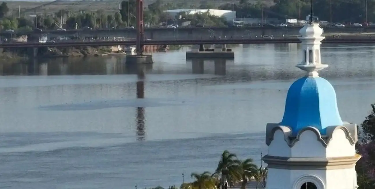 La Laguna Setúbal, el Puente Colgante: Santa Fe y su convivencia con el agua. Tanto la ciudad y su área de influencia, como gran parte de la provincia, reflejan esta configuración territorial. Representa un patrimonio ambiental y productivo muy importante, pero también determina una exposición particular frente a ciertos fenómenos hidrometeorológicos.