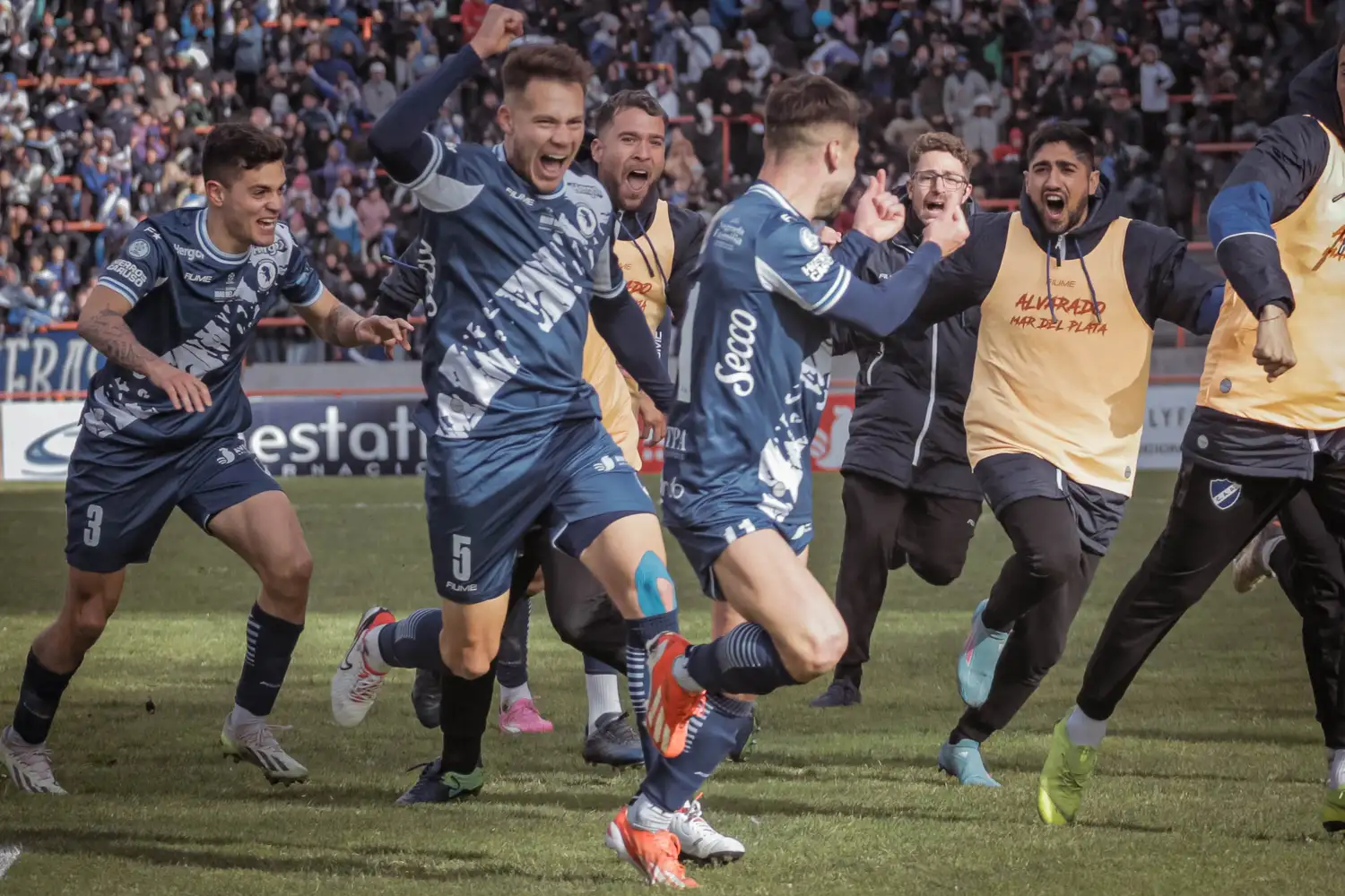 El plantel festejando el tanto frente a Aldosivi