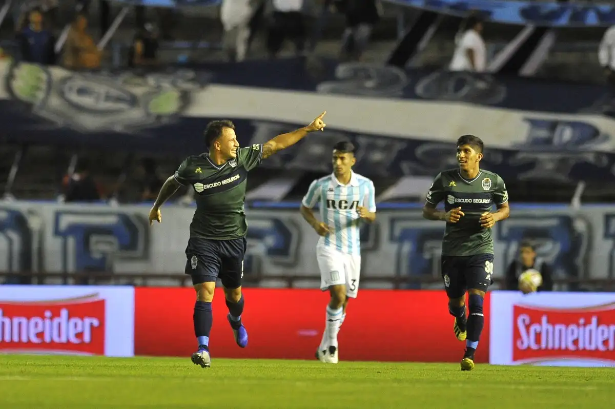 Gimnasia superó a Racing en el inicio del Fútbol de Verano