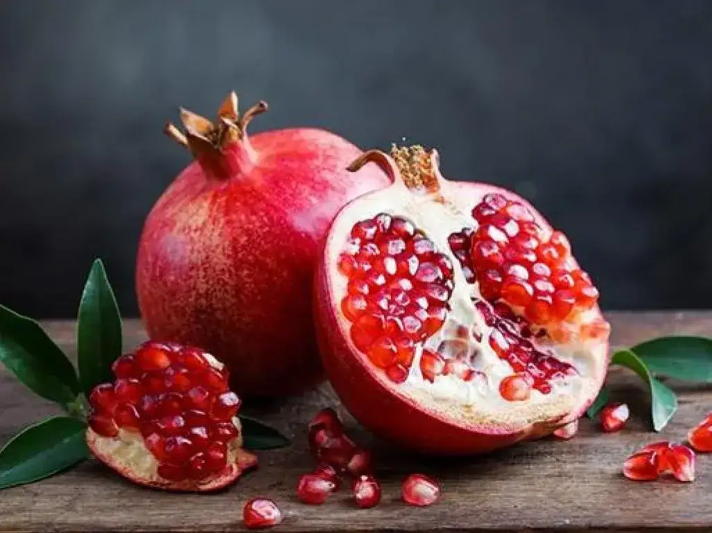 La granada contiene polifenoles; los estudios disponibles analizaron distintas preparaciones de la fruta y sus efectos en pruebas de memoria.