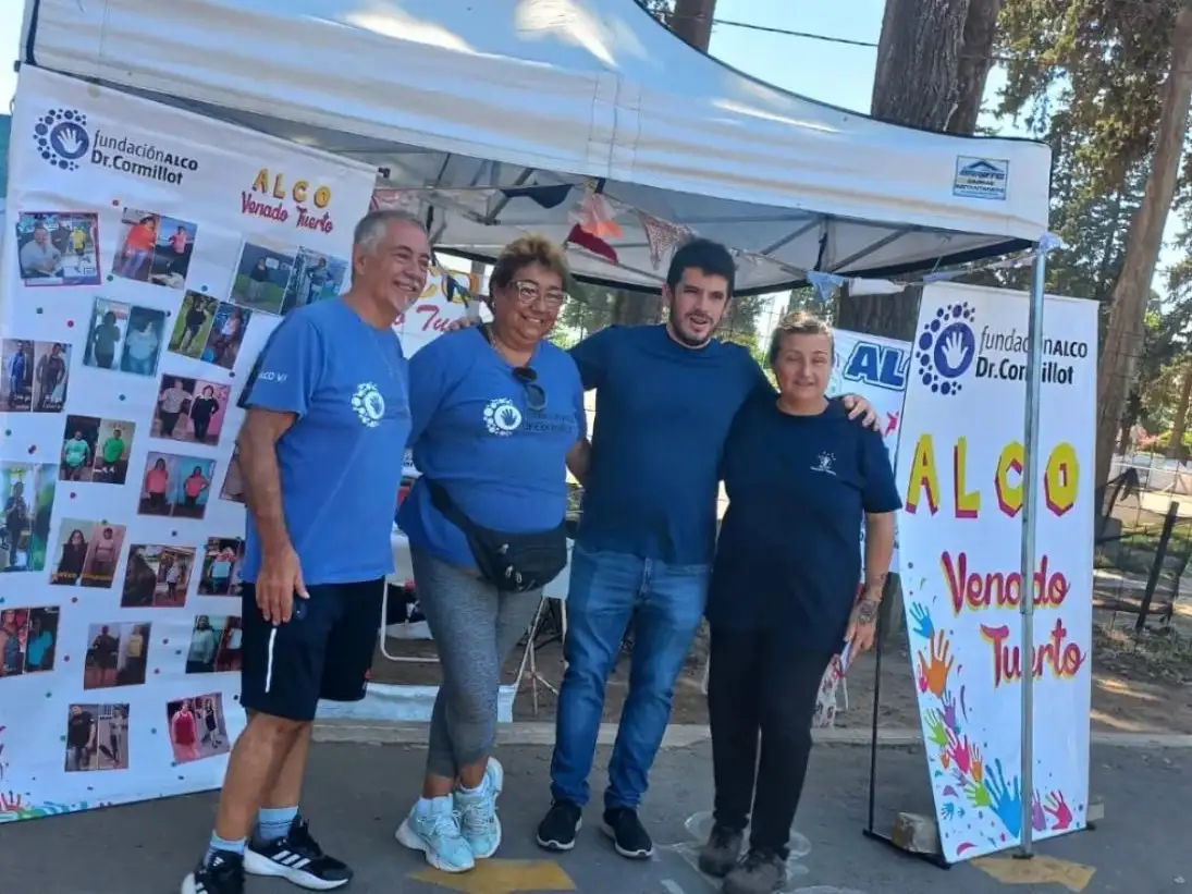 El intendente Leonel Chiarella junto a integrantes de ALCO Venado Tuerto.