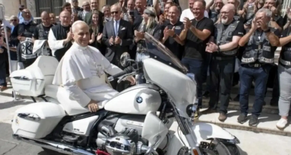 León XIV posó con la moto para fotos y videos.