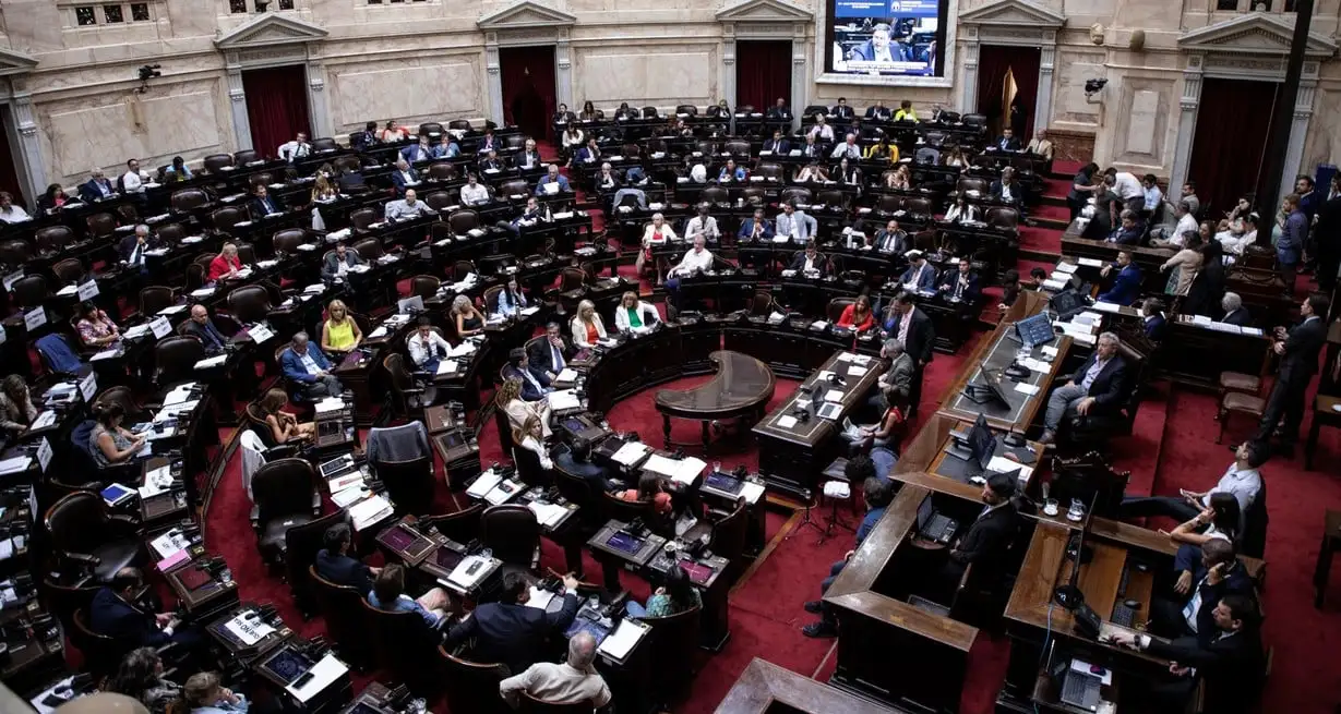 La llamada ley ómnibus, puso a prueba a la estructura política del país
