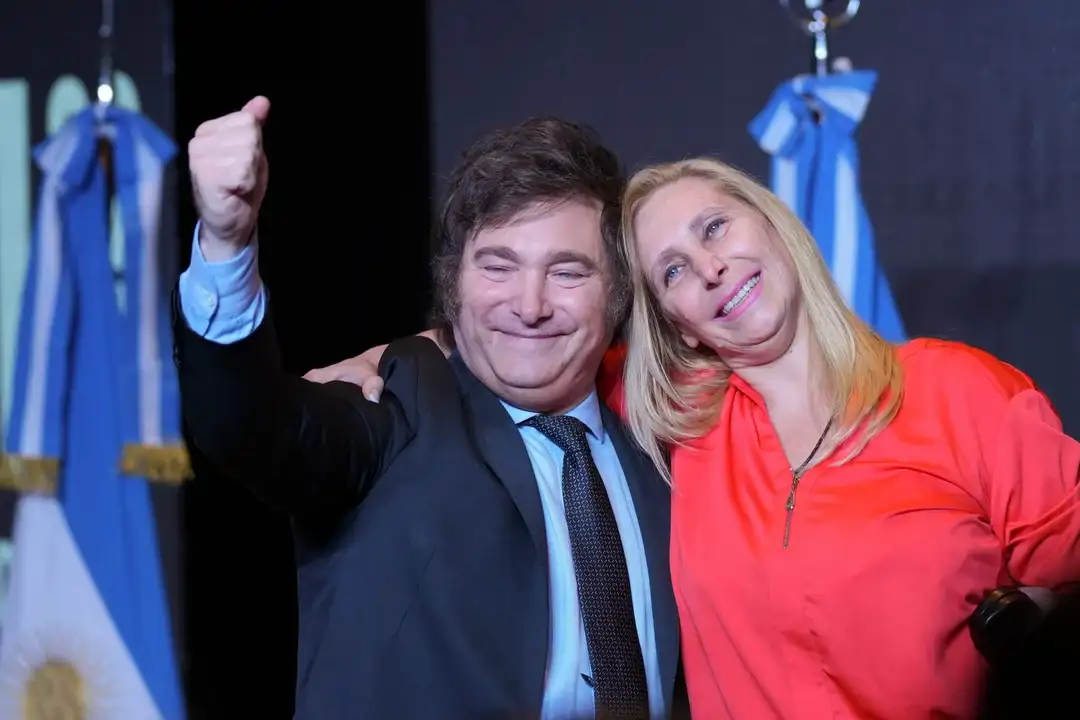 La secretaria general de la Presidencia, Karina Milei, junto a su hermano.