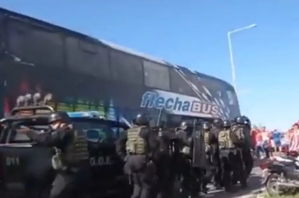 El jugador de Unión Emanuel Britez está involucrado en un violento incidente con policías