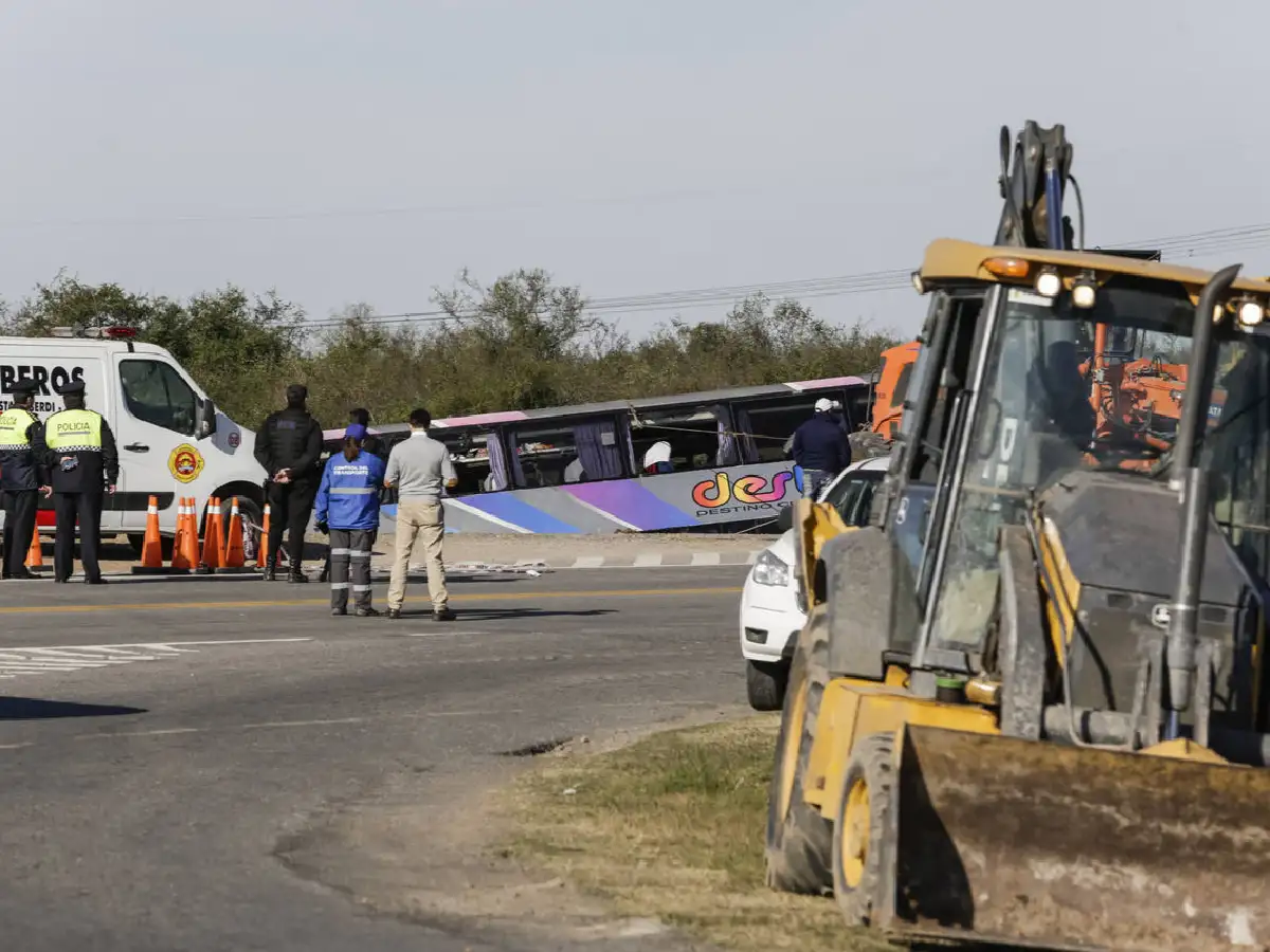 Detuvieron a los dos choferes del colectivo que volcó