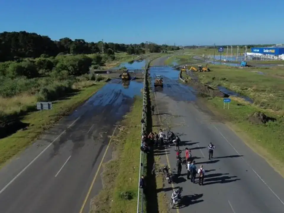 Corte total en Ruta 11 por un desborde cloacal generó caos entre Pinamar y Ostende