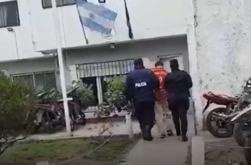 Saltó el paredón de una casa, intentó robar cajones de cerveza y lo detuvieron