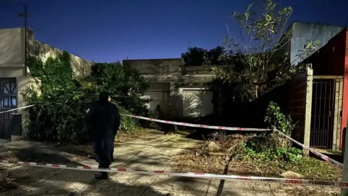 El cuerpo de una mujer que habría muerto en 2021 fue encontrado en su casa de Altos de San Lorenzo, en La Plata.