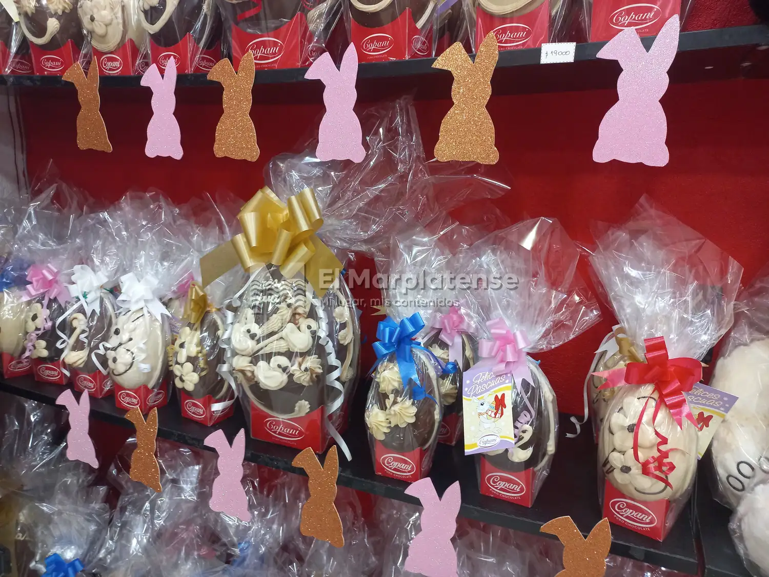 Los clientes buscan promociones bancarias o fabricar sus propios huevos de Pascuas.