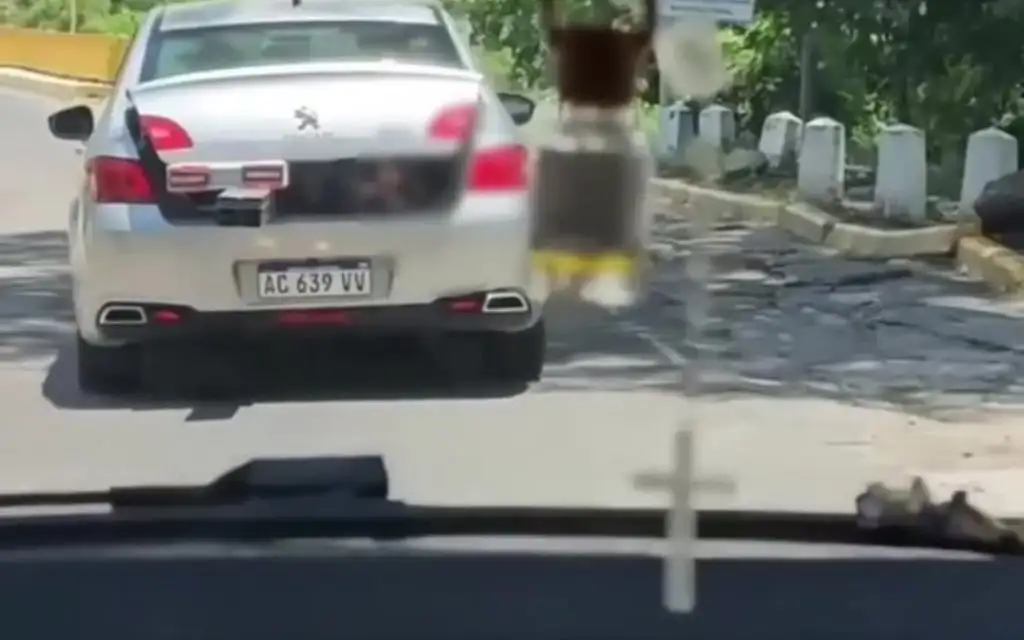 "La nena no podía ir bien sentada porque llevaba materiales en el asiento".