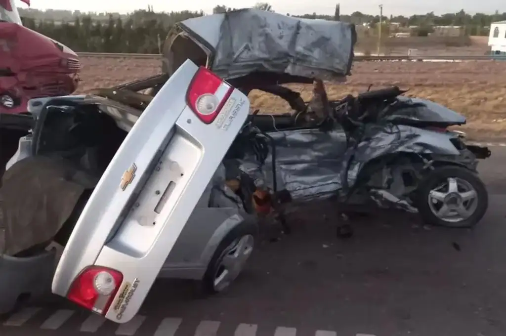 Accidente fatal en Mendoza: un auto chocó de frente contra un camión y murió un adolescente