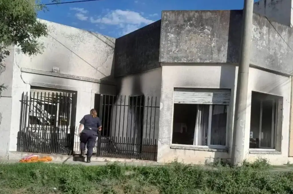 Trágico incendio en Bahía Blanca: murió un nene de 2 años y un adolescente está grave
