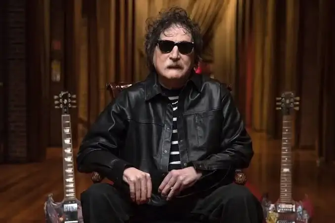 Charly García saludó a los fanáticos que se reunieron para celebrar sus 75 años con música, carteles y canciones.