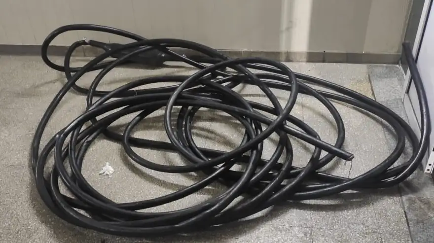 Robaron cables en una vivienda y en un terreno