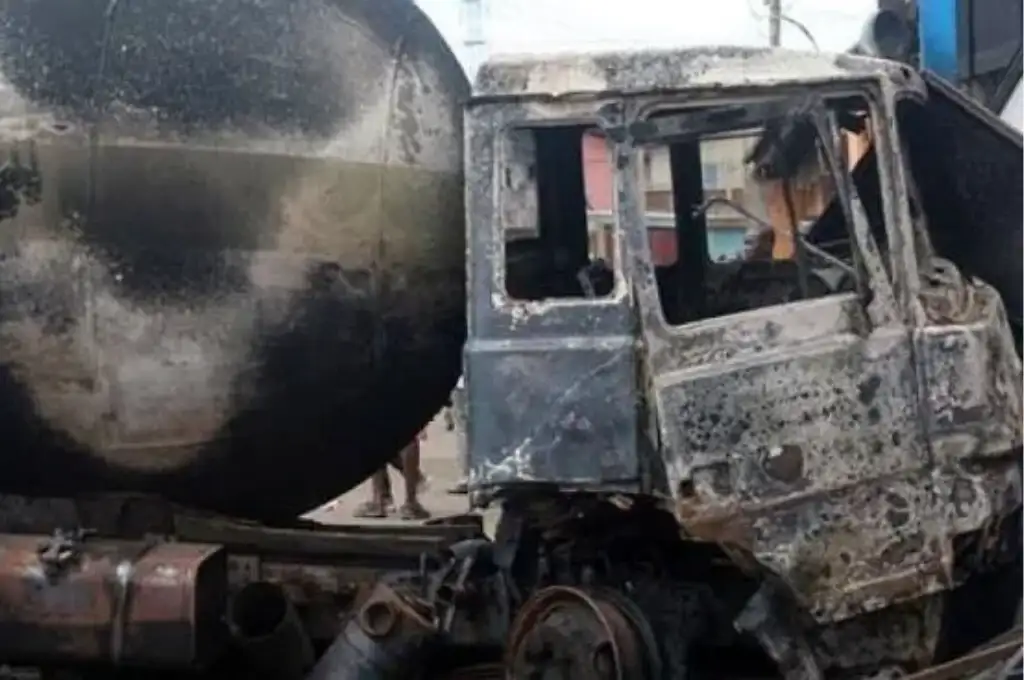 El conductor perdió el control del vehículo y volcó.