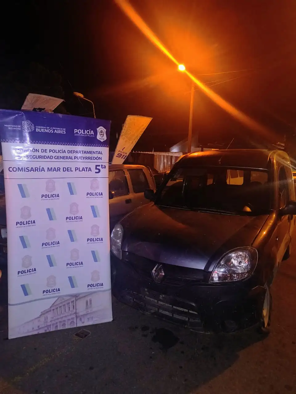 No obstante, dos de sus acompañantes se fugaron a pie.