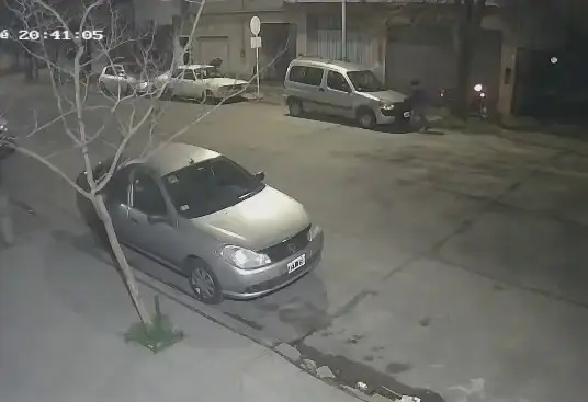El sujeto esperó el momento indicado, levantó el capot y salió con la batería.