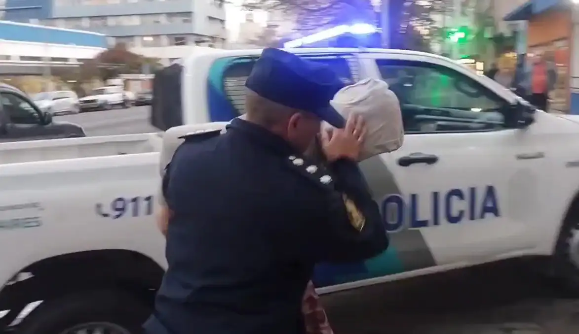 El sujeto se había escapado de Batán y estaba paseando por la Peatonal.