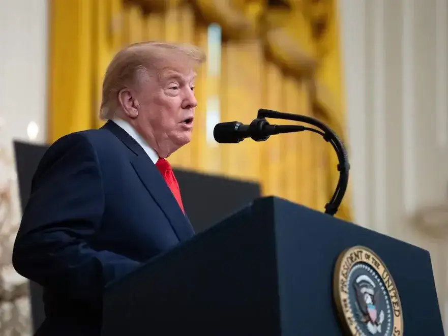 Donald Trump anunció una recompensa por información que derive en arrestos y condenas por fraude electoral, a una semana de las legislativas estadounidenses.