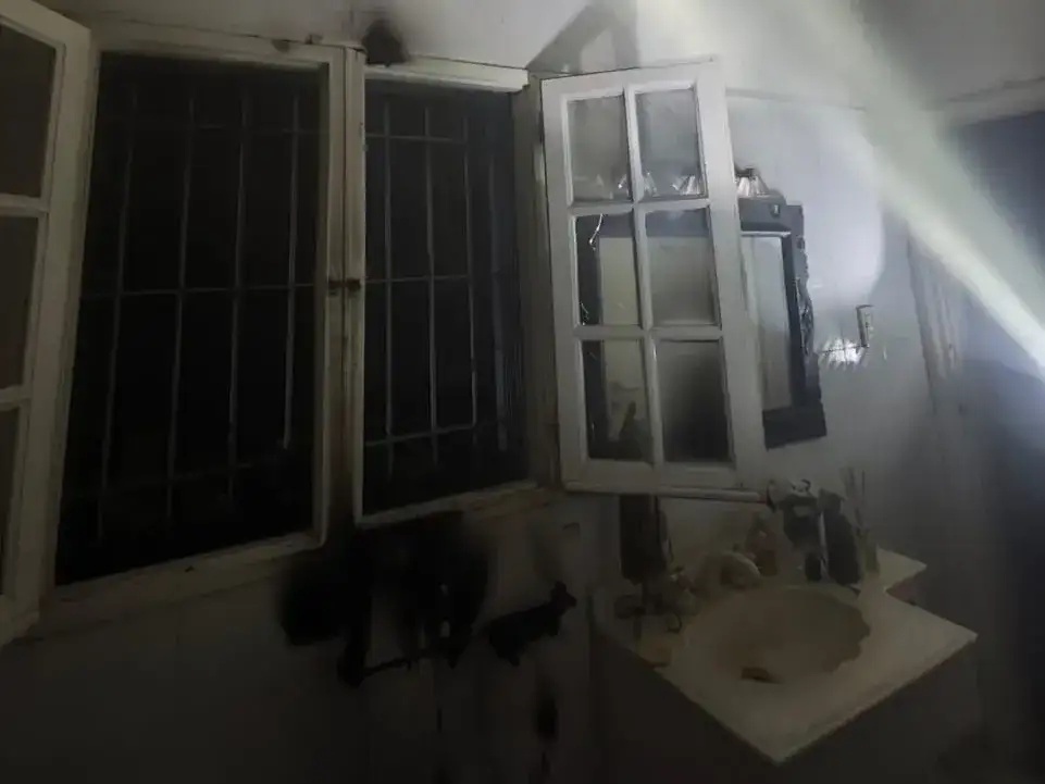 El interior de un baño en Venado Tuerto muestra las marcas de hollín y daños estructurales tras el principio de incendio que requirió la intervención de los Bomberos Voluntarios en la vivienda afectada por el siniestro.