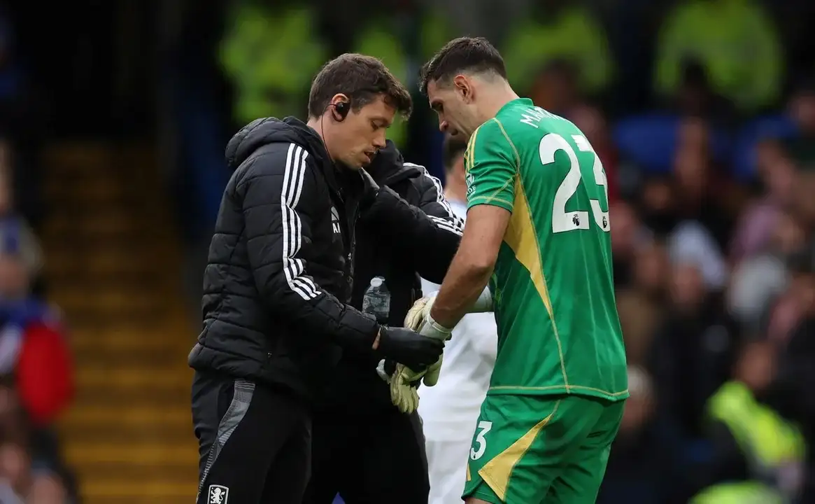 El Dibu Martínez salió lesionado en el duelo ante el Chelsea.