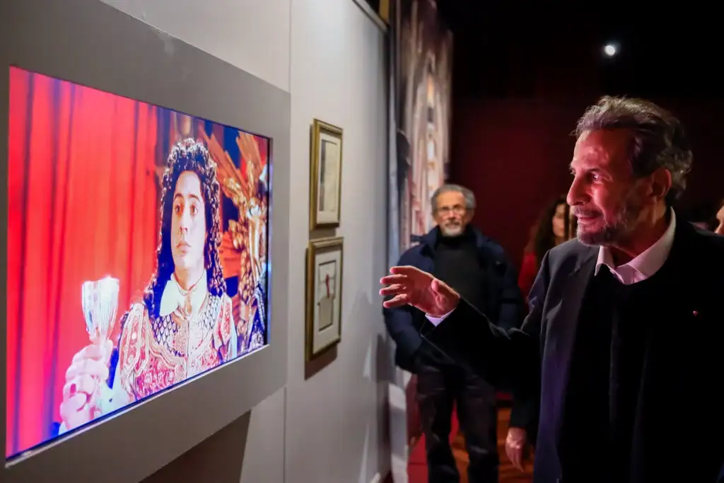 Eugenio Zanetti junto a su obra, que atraviesa mundos.