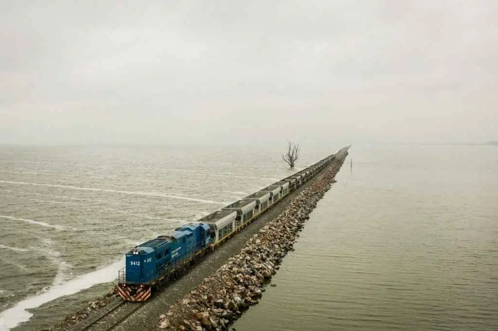 Las vías del tren de cargas sobre la laguna La Picasa ya están rehabilitadas al 70%