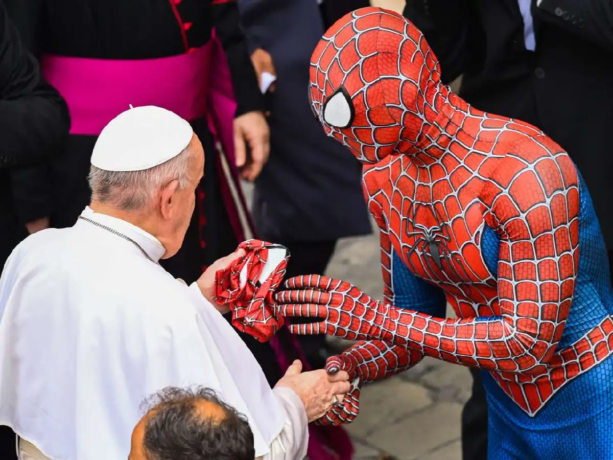 Francisco saludó a un "Hombre Araña solidario" que le regaló su máscara
