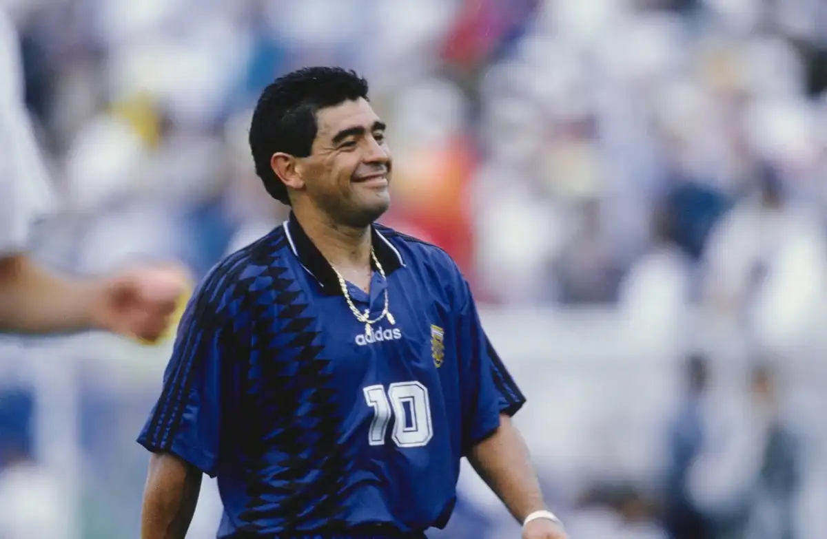 Campeón del mundo con Argentina en México 1986, ídolo de Boca Juniors y leyenda del Napoli, el Diez dejó una huella imborrable en la historia del fútbol.