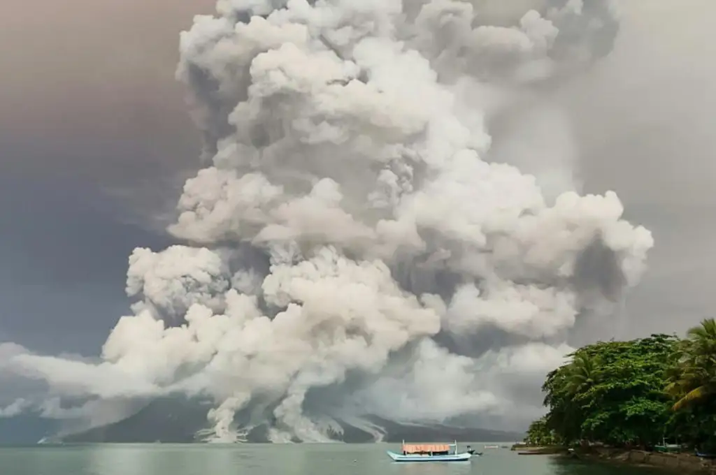Imágenes difundidas este martes en las redes sociales mostraban una gigantesca columna de humo.