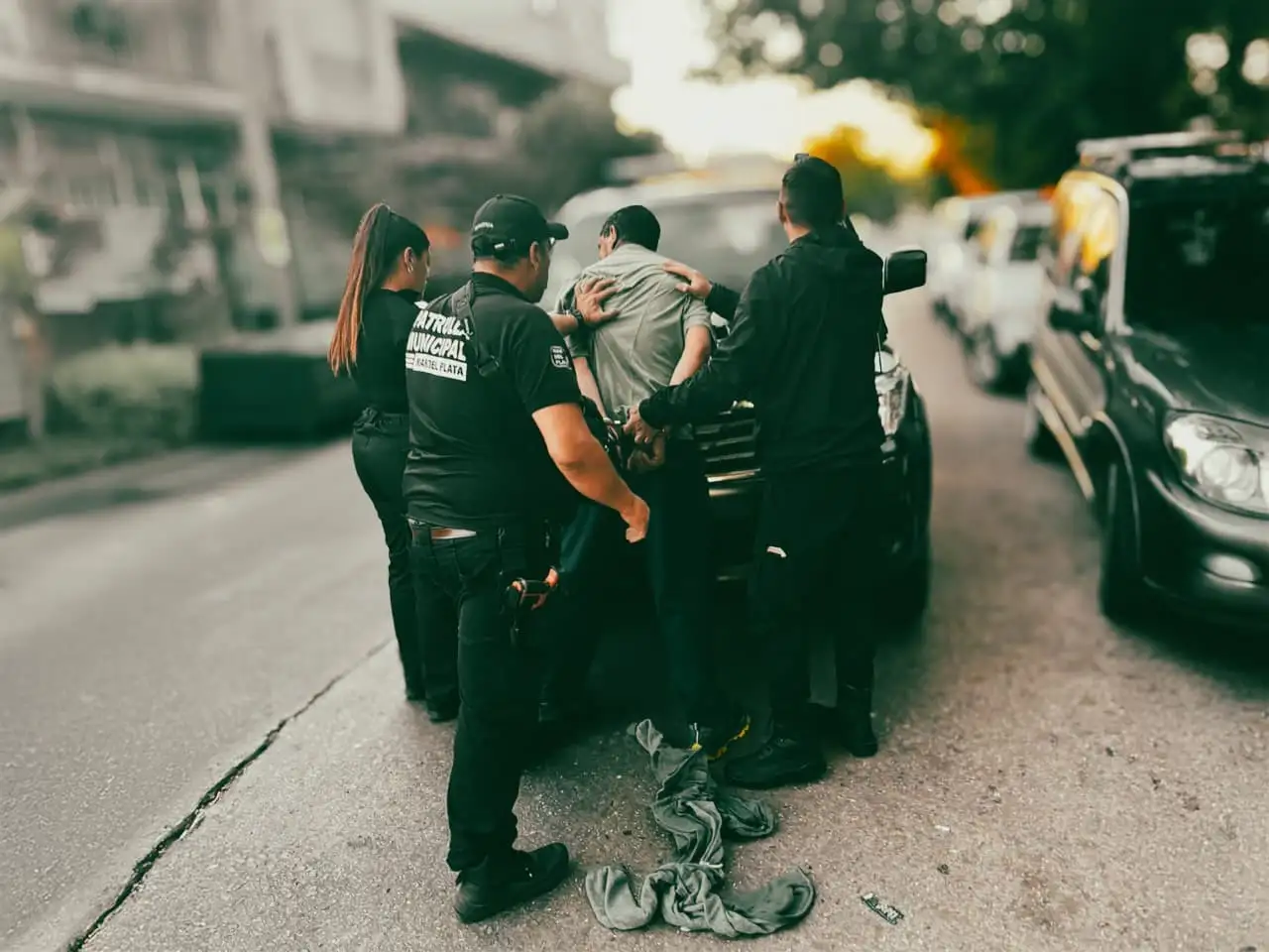 Los agentes observaron al imputado consumiendo alcohol en la vía pública.