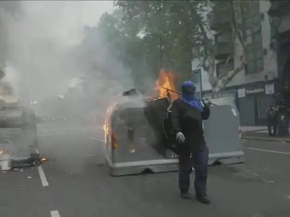 Algunos de los contenedores que prendieron fuego los manifestantes.