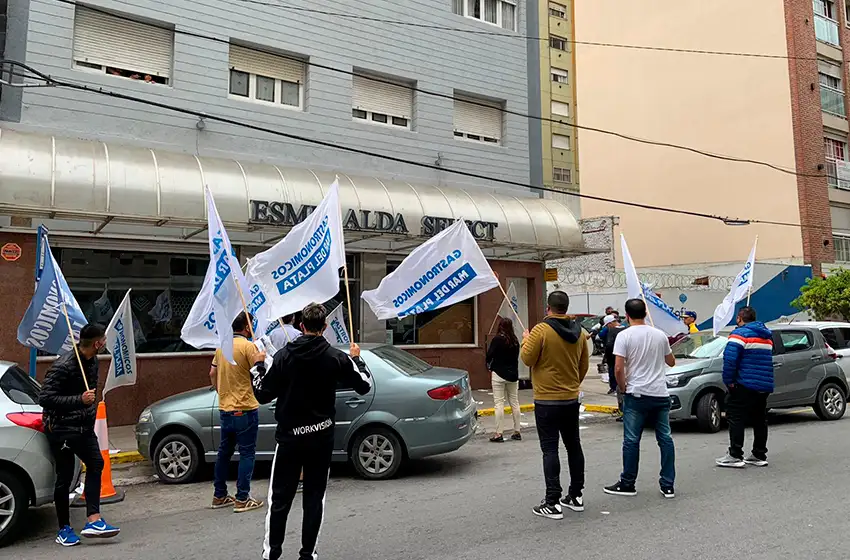 UTHGRA se manifestó frente al hotel que despidió a una trabajadora "por tener coronavirus"