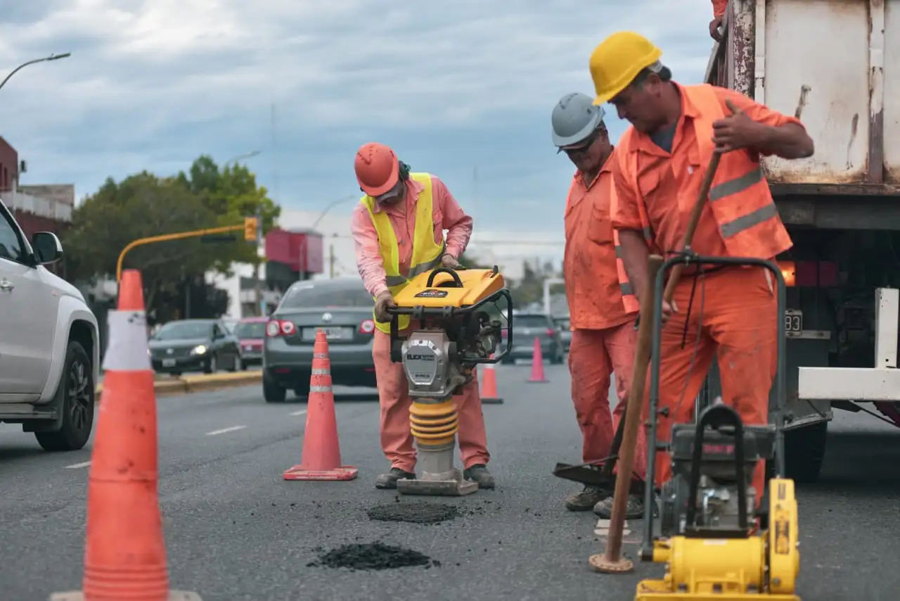 El programa cuenta con cinco unidades de trabajo que operan con material asfáltico en frío en distintos puntos de la ciudad.