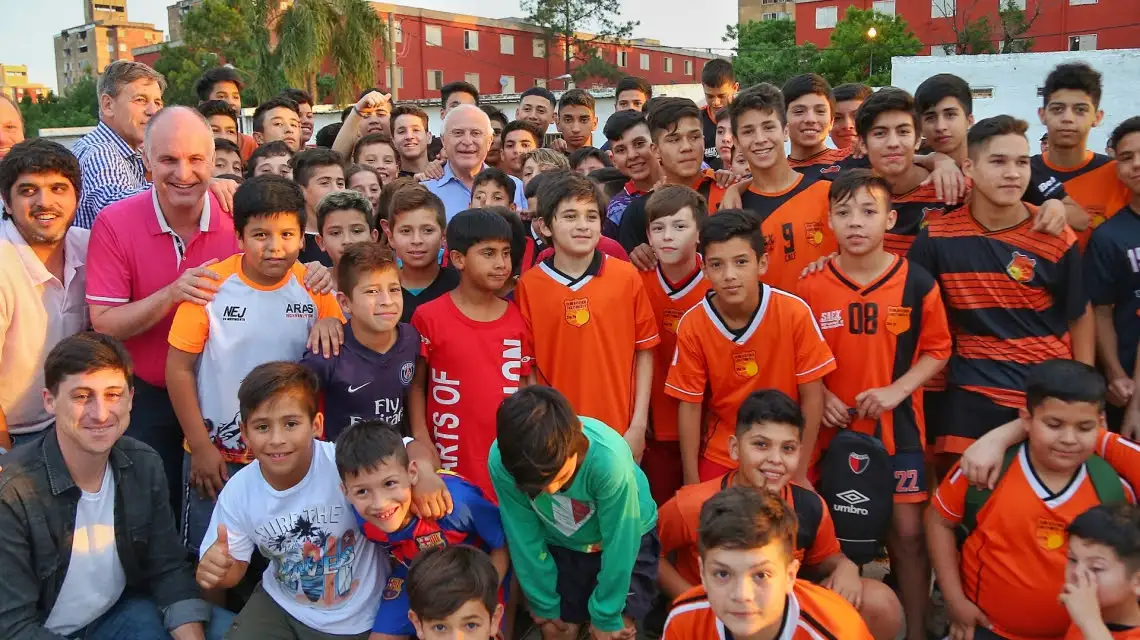 Lifschitz inauguró la iluminación de la cancha del Club Atlético Las Flores II